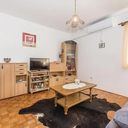 2 Bedroom Stunning In *
