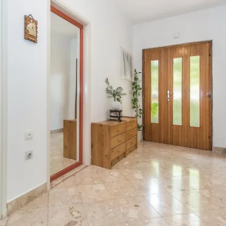2 Bedroom Stunning In *
