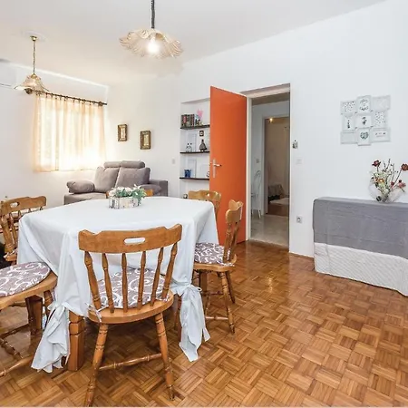 2 Bedroom Stunning In *